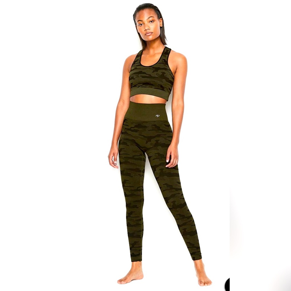 Leonisa Shapewear Camo set. *Different Sizes*
L Leggings and XL Sports Bra